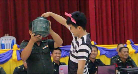 คลิปหนุ่มนะยะ จับใบดำ-ใบแดง เกณฑ์ทหาร โชว์ลีลาดีใจสุดแซ่บ