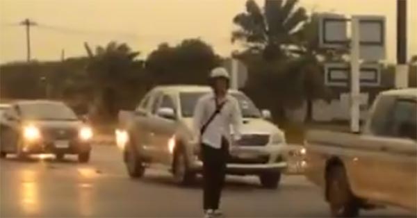 นักศึกษาใจหล่อมาก ช่วยโบกรถกลางสี่แยก หลังพายุฤดูร้อนถล่มจนไฟแดงเสีย