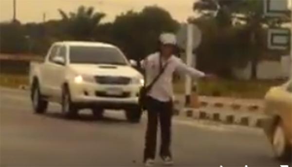 นักศึกษาใจหล่อมาก ช่วยโบกรถกลางสี่แยก หลังพายุฤดูร้อนถล่มจนไฟแดงเสีย