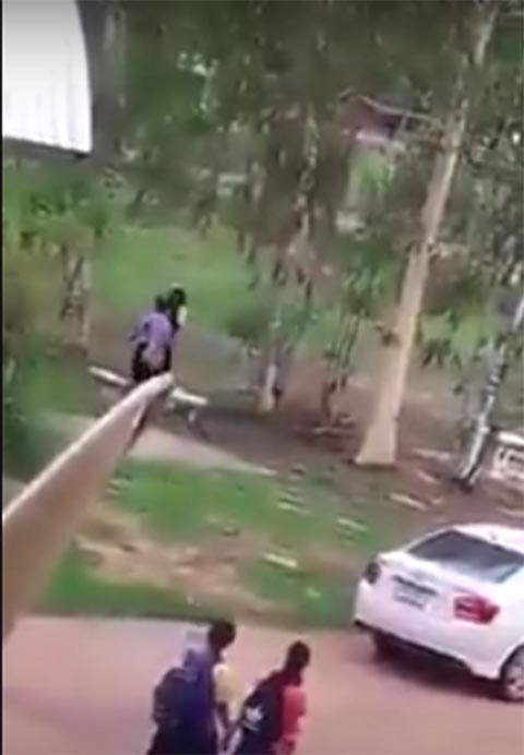 คลิป ครูตบนักเรียนหัวทิ่ม แทบล้มทั้งยืน ชาวเน็ตรุมด่ายับ