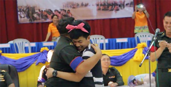 คลิปหนุ่มนะยะ จับใบดำ-ใบแดง เกณฑ์ทหาร โชว์ลีลาดีใจสุดแซ่บ