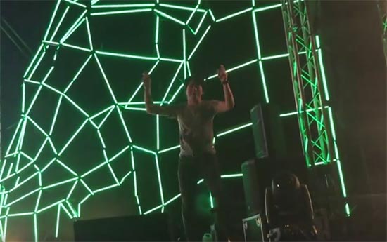 หนุ่มถ่ายคลิป ส.ห. ควบคุมคนป่วนเวทีคอนเสิร์ต เจอห้ามถ่าย-กระทืบน่วม