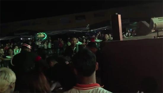 หนุ่มถ่ายคลิป ส.ห. ควบคุมคนป่วนเวทีคอนเสิร์ต เจอห้ามถ่าย-กระทืบน่วม