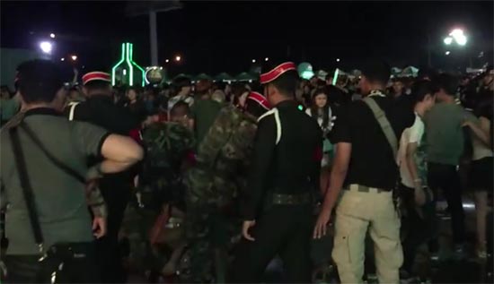 หนุ่มถ่ายคลิป ส.ห. ควบคุมคนป่วนเวทีคอนเสิร์ต เจอห้ามถ่าย-กระทืบน่วม