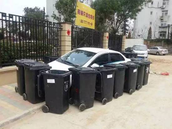 เจ้าของรถเก๋งเจอพนักงานเก็บขยะสั่งสอนเบา ๆ หลังอุตริจอดรถในที่วางถังขยะ