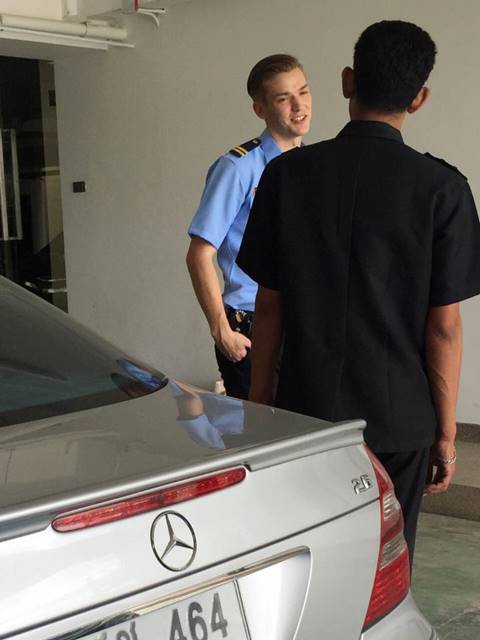 ถึงบางอ้อ ! รปภ. ฝรั่งหล่อสุดแซ่บ ที่แท้ครูสอนภาษาอังกฤษ