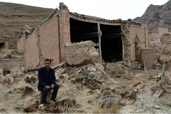 ชายคนนี้เป็นประชากรเพียงคนเดียวของหมู่บ้านกันดาร หลังผู้คนอพยพ-ตายหมดแล้ว