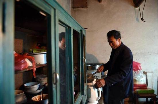 ชายคนนี้เป็นประชากรเพียงคนเดียวของหมู่บ้านกันดาร หลังผู้คนอพยพ-ตายหมดแล้ว 