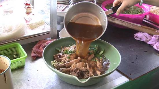 แห่สั่งก๋วยเตี๋ยวชามยักษ์ จ.อ่างทอง ท้ากินหมดใน 40 นาที ได้กินฟรี 1 ปี