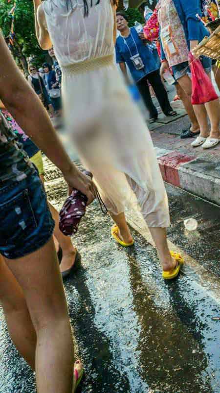 แชร์ว่อน ! นักท่องเที่ยวจีนแต่งชุดวาบหวิว-สวมบิกินี่ เล่นน้ำที่เชียงใหม่