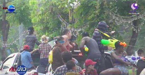 จับหนุ่มถอดเสื้อเล่นน้ำสงกรานต์ 3 ราย ในเขตห้ามถอด