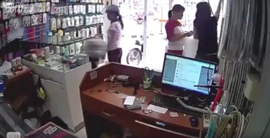 จวกยับ ! คลิปเด็กขโมยของในร้านค้า มีผู้ใหญ่ดูต้นทาง ชี้สอนให้เป็นโจรแต่เล็ก