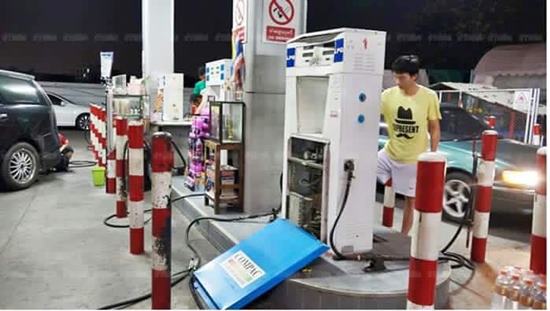 หวิดบึ้ม !! ลูกค้าเติมแก๊ส แต่ขับรถออกก่อนถอดสาย กระชากตู้แก๊สล้มคว่ำ