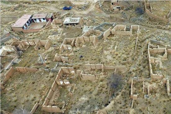 ชายคนนี้เป็นประชากรเพียงคนเดียวของหมู่บ้านกันดาร หลังผู้คนอพยพ-ตายหมดแล้ว