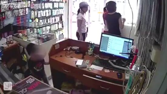 จวกยับ ! คลิปเด็กขโมยของในร้านค้า มีผู้ใหญ่ดูต้นทาง ชี้สอนให้เป็นโจรแต่เล็ก