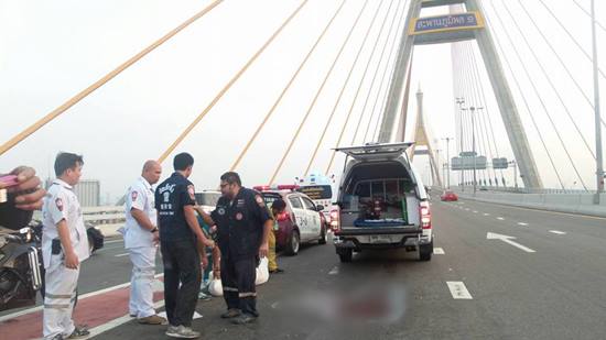 ภาพสลด ! ร.ต.ท. ซิ่งบิ๊กไบค์ล้มทำแฟนสาวถูกรถทับดับ ชักปืนหวังยิงตัวตายตาม