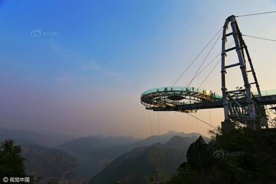 เสียวน่าดู จีนเปิดตัวสะพานกระจกใสแห่งใหญ่ที่สุดในโลก