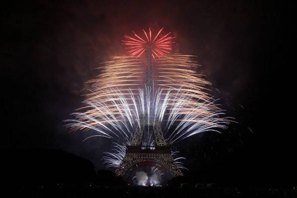 เกิดเหตุโจมตีวันชาติฝรั่งเศส รถบรรทุกพุ่งชนคน ตายกว่า 60 ศพ เจ็บนับร้อย