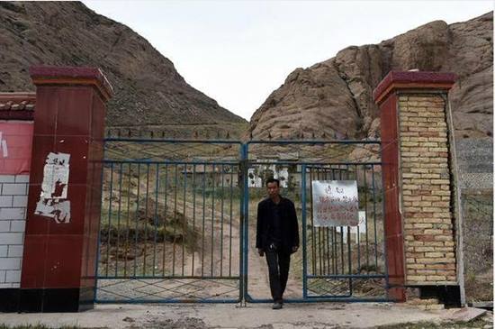 ชายคนนี้เป็นประชากรเพียงคนเดียวของหมู่บ้านกันดาร หลังผู้คนอพยพ-ตายหมดแล้ว