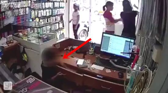 จวกยับ ! คลิปเด็กขโมยของในร้านค้า มีผู้ใหญ่ดูต้นทาง ชี้สอนให้เป็นโจรแต่เล็ก