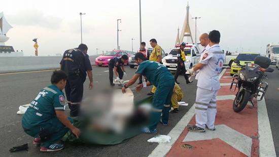 ภาพสลด ! ร.ต.ท. ซิ่งบิ๊กไบค์ล้มทำแฟนสาวถูกรถทับดับ ชักปืนหวังยิงตัวตายตาม