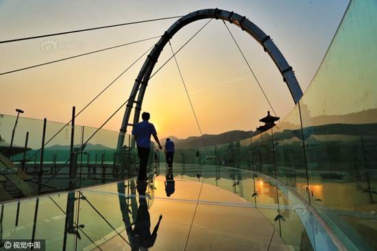 เสียวน่าดู จีนเปิดตัวสะพานกระจกใสแห่งใหญ่ที่สุดในโลก