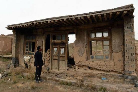 ชายคนนี้เป็นประชากรเพียงคนเดียวของหมู่บ้านกันดาร หลังผู้คนอพยพ-ตายหมดแล้ว