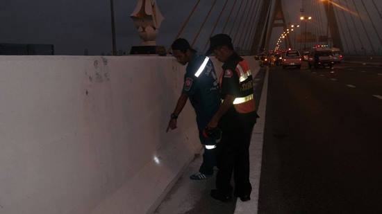 ภาพสลด ! ร.ต.ท. ซิ่งบิ๊กไบค์ล้มทำแฟนสาวถูกรถทับดับ ชักปืนหวังยิงตัวตายตาม