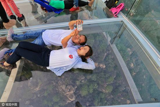 เสียวน่าดู จีนเปิดตัวสะพานกระจกใสแห่งใหญ่ที่สุดในโลก