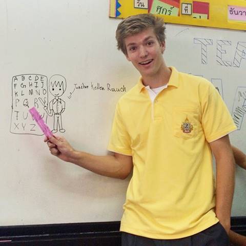 ถึงบางอ้อ ! รปภ. ฝรั่งหล่อสุดแซ่บ ที่แท้ครูสอนภาษาอังกฤษ