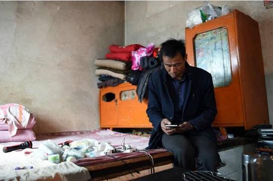 ชายคนนี้เป็นประชากรเพียงคนเดียวของหมู่บ้านกันดาร หลังผู้คนอพยพ-ตายหมดแล้ว