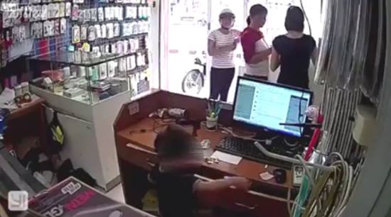 จวกยับ ! คลิปเด็กขโมยของในร้านค้า มีผู้ใหญ่ดูต้นทาง ชี้สอนให้เป็นโจรแต่เล็ก