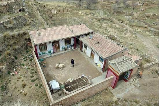 ชายคนนี้เป็นประชากรเพียงคนเดียวของหมู่บ้านกันดาร หลังผู้คนอพยพ-ตายหมดแล้ว