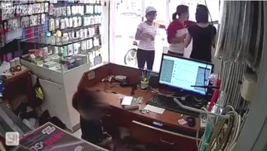 จวกยับ ! คลิปเด็กขโมยของในร้านค้า มีผู้ใหญ่ดูต้นทาง ชี้สอนให้เป็นโจรแต่เล็ก