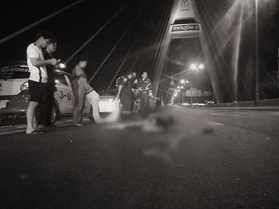 ภาพสลด ! ร.ต.ท. ซิ่งบิ๊กไบค์ล้มทำแฟนสาวถูกรถทับดับ ชักปืนหวังยิงตัวตายตาม