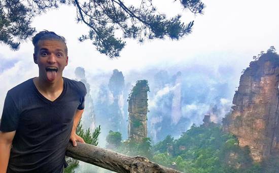  ถึงบางอ้อ ! รปภ. ฝรั่งหล่อสุดแซ่บ ที่แท้ครูสอนภาษาอังกฤษ