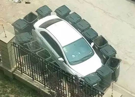 เจ้าของรถเก๋งเจอพนักงานเก็บขยะสั่งสอนเบา ๆ หลังอุตริจอดรถในที่วางถังขยะ