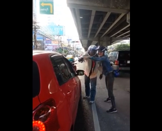 คลิปสาวเดือด รัวหมัดใส่หน้าคู่กรณี