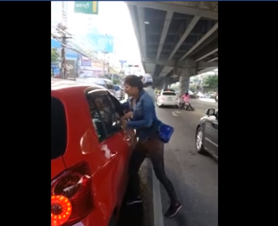 คลิปสาวเดือด รัวหมัดใส่หน้าคู่กรณี