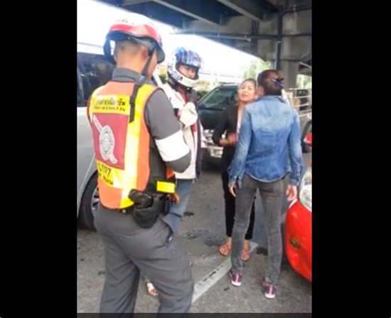 คลิปสาวเดือด รัวหมัดใส่หน้าคู่กรณี