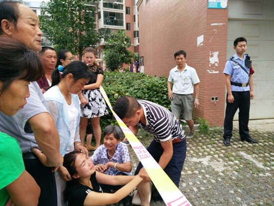 พ่อโยนลูกสาว 2 คน ดิ่งตึกดับ