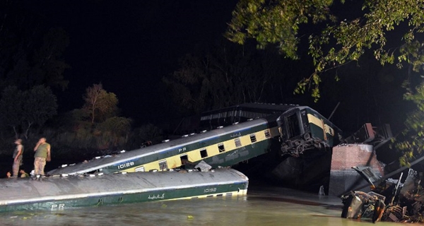 รถไฟขนทหารปากีสถาน ตกสะพาน