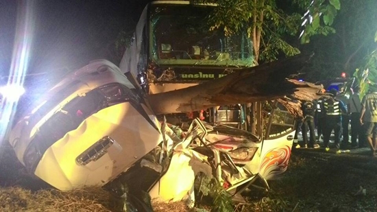 รถบัสทัศนศึกษาพุ่งชนท้ายกระบะ