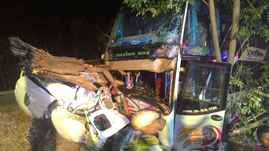 รถบัสทัศนศึกษาพุ่งชนท้ายกระบะ