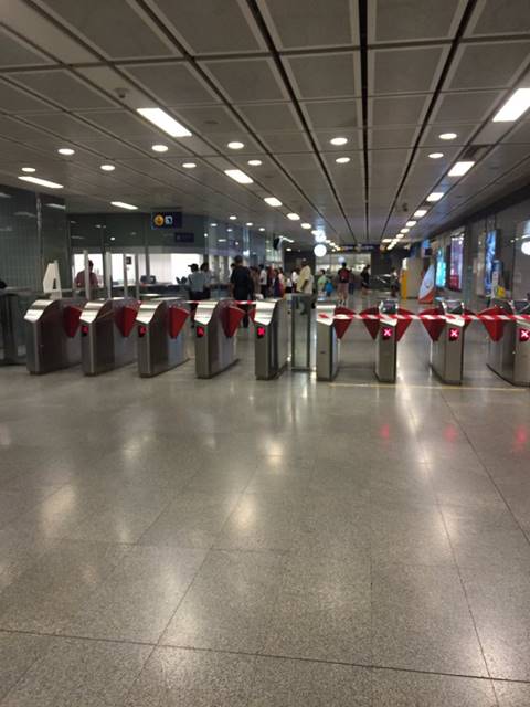 รถไฟฟ้าใต้ดิน MRT ประตูอัตโนมัติขัดข้องเกือบทุกสถานี ยังเดินรถปกติ-ใช้คูปองแทน