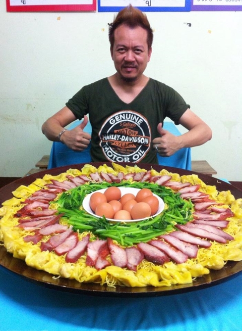 บะหมี่เฮียฮ๋ง อภิมหาบะหมี่ยักษ์ จัดหนัก 60 ก้อน จนได้ฉายาบะหมี่พ่-มึงตาย