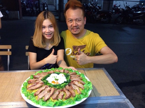 บะหมี่เฮียฮ๋ง อภิมหาบะหมี่ยักษ์ จัดหนัก 60 ก้อน จนได้ฉายาบะหมี่พ่-มึงตาย