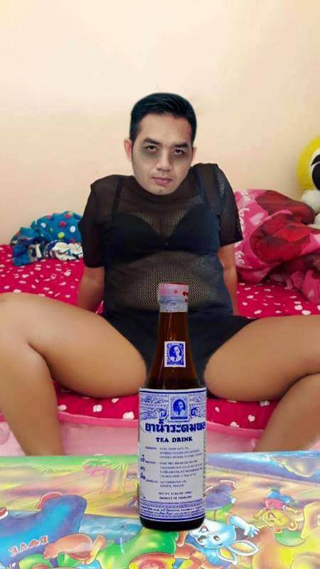 ชาวเน็ตสุดฮา ออกมาโพสต์ภาพวางขวดเบียร์ตรงหว่างขา ล้อป้าเมียน้อยวัยดึก