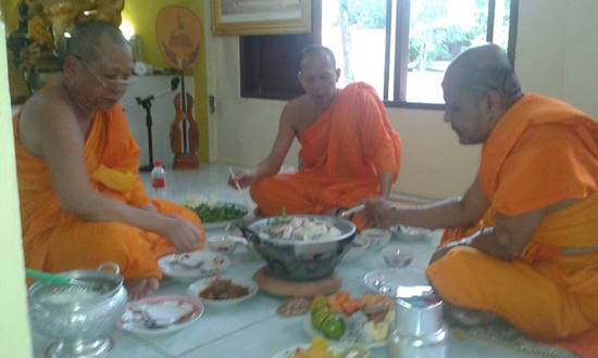 มีงี้ด้วย !! ลูกหลานถวายเพลหมูกระทะ ทำบุญครบ 100 วัน บอกยายชอบกิน