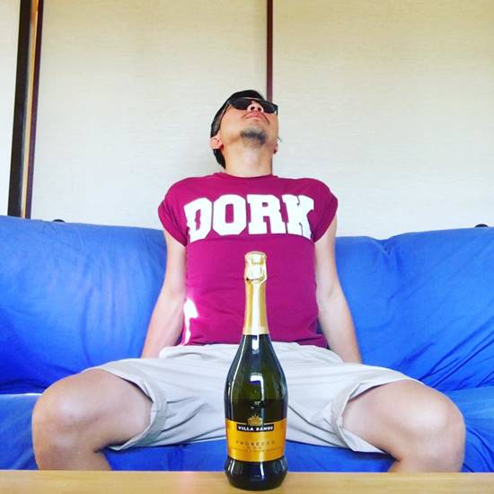 ชาวเน็ตสุดฮา ออกมาโพสต์ภาพวางขวดเบียร์ตรงหว่างขา ล้อป้าเมียน้อยวัยดึก